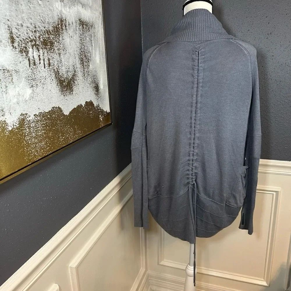 Lululemon Transformation Wrap - Picture 11 of 14